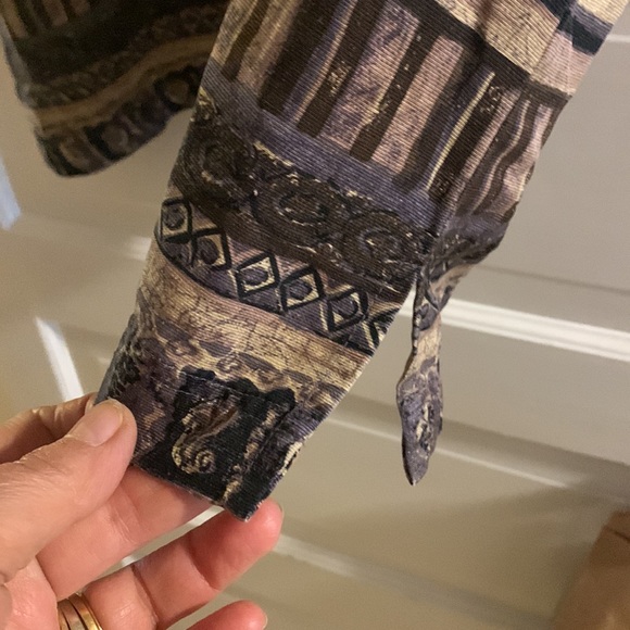 This is an EUC men’s silk shirt - Picture 4 of 5